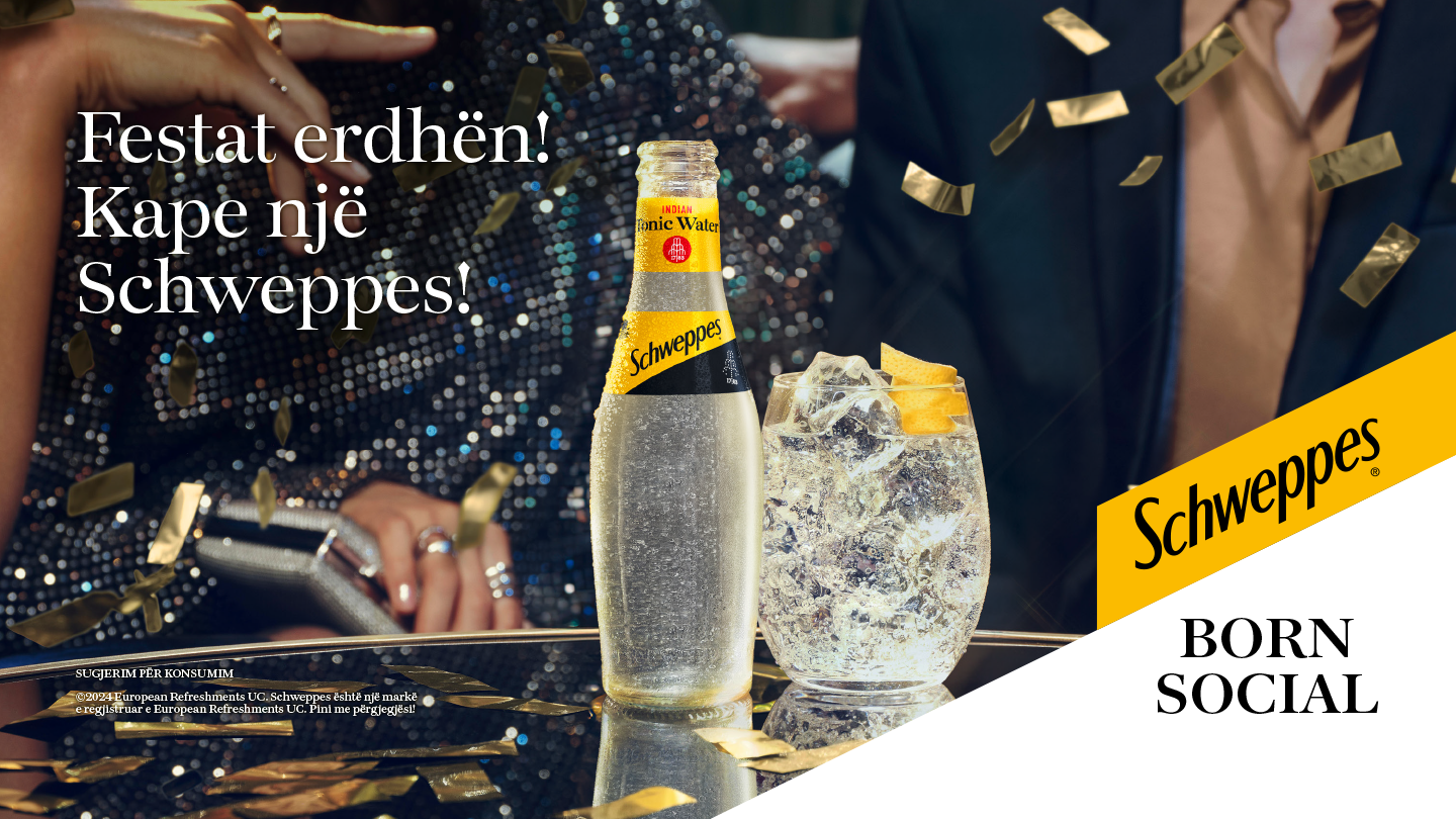 Shishe dhe gotë Schweppes, me akull e limon, mes konfetash që bien. Sfond i paqartë me njerëz në festë. "Festat erdhën!"