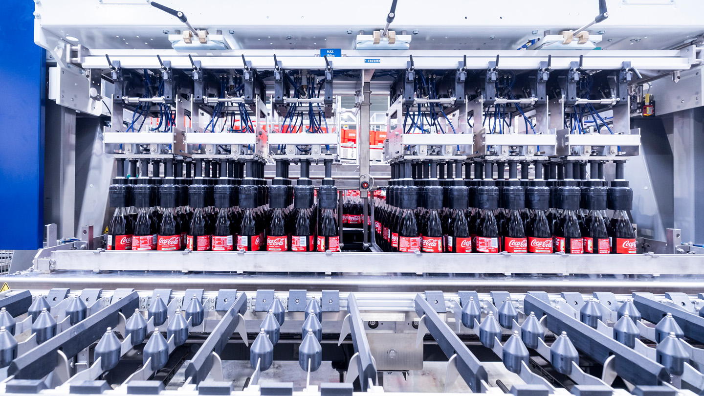 Coca-Cola bei der Abfüllung 