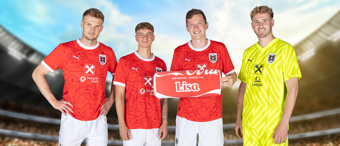 Michael Gregoritsch, Saša Kalajdžić, Nicolas Seiwald und Patrick Pentz präsentieren die personalisierte Coca-Cola ‚Lisa‘-Edition im Rahmen der ÖFB-Partnerschaft.