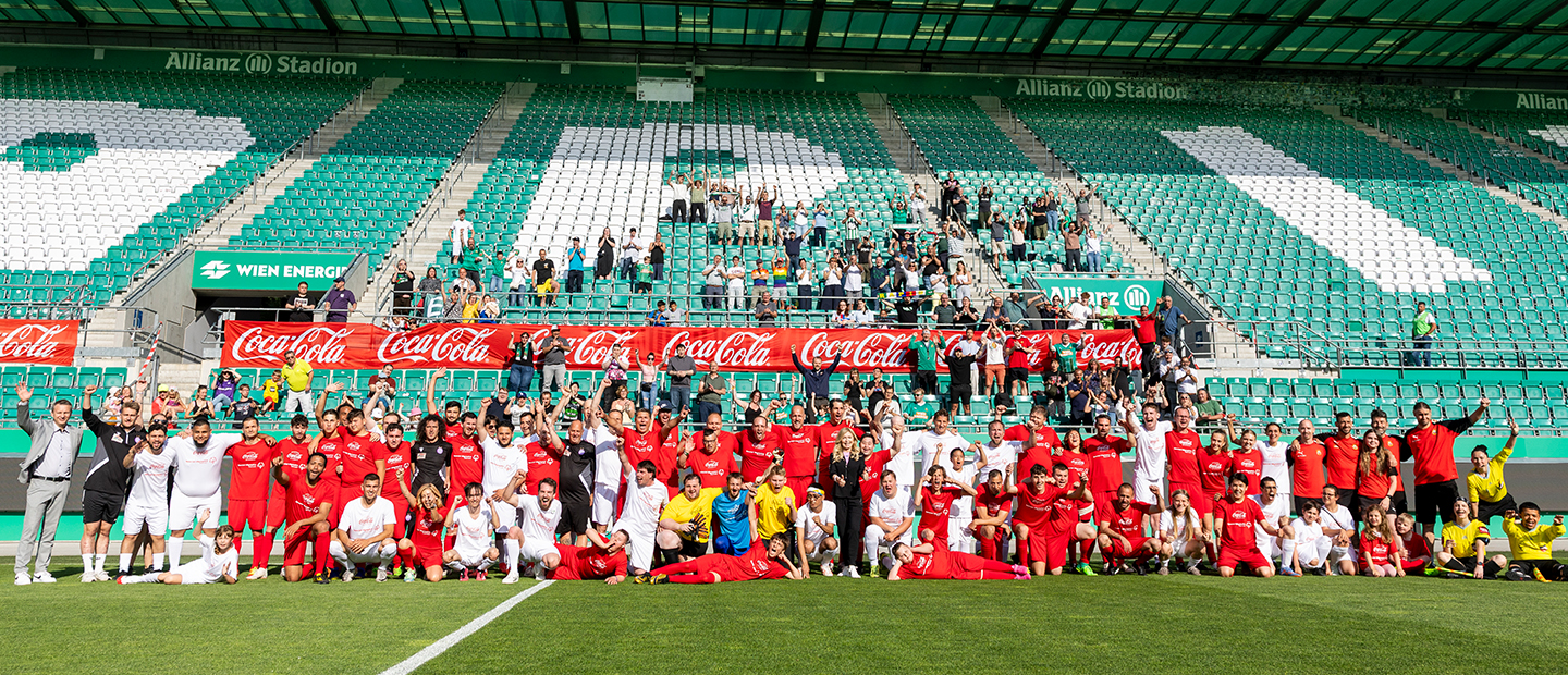 Großes Gruppenfoto beim Wiener Inklusionsderby 2025 im Allianz Stadion mit Coca-Cola.