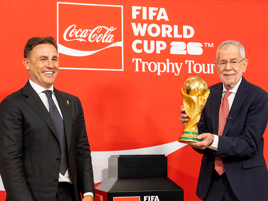 Bundespräsident Alexander Van der Bellen und Fabio Cannavaro mit dem FIFA WM-Pokal in Wien.