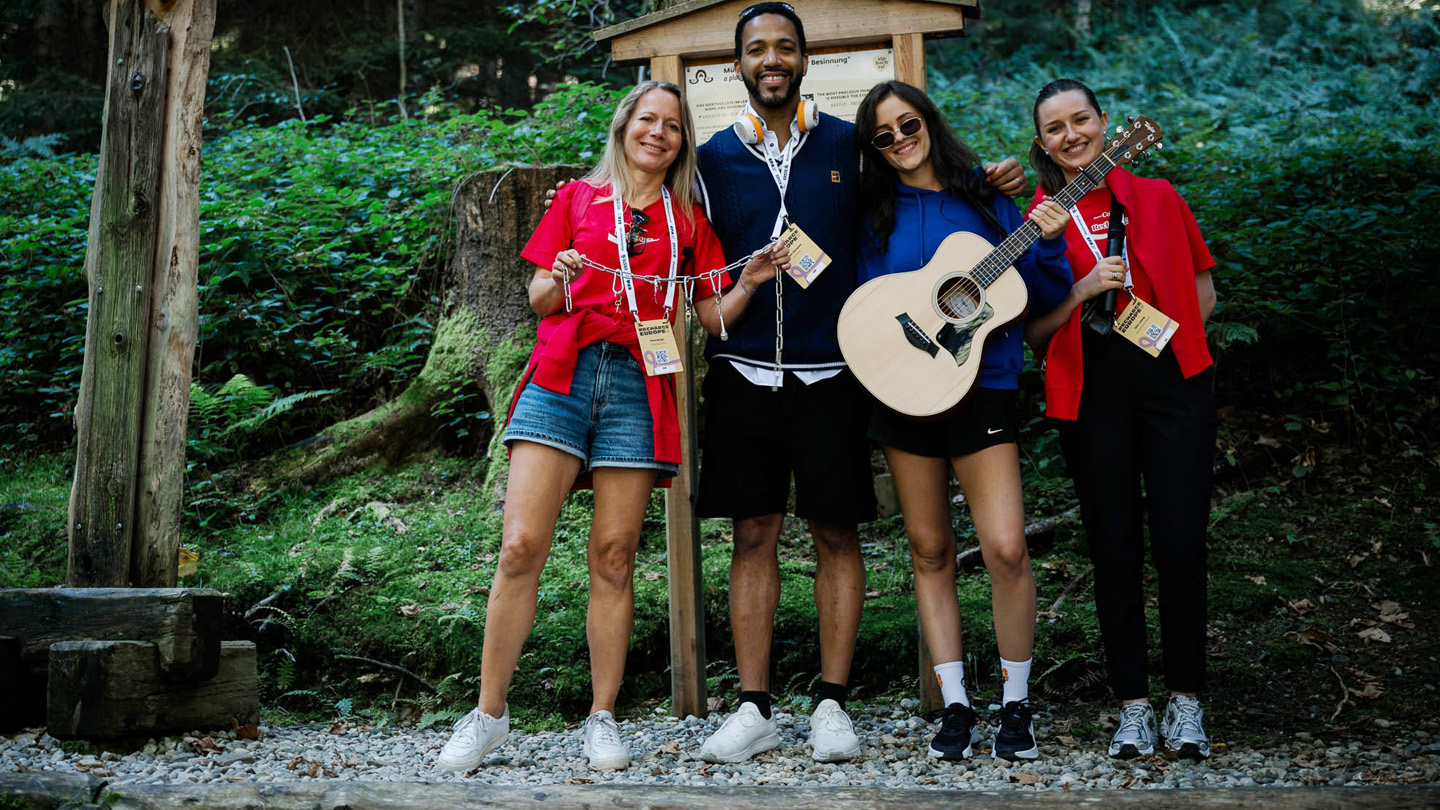 Gruppenfoto: Petra Burger von Coca-Cola mit Cesár Sampson und Lena Schaur