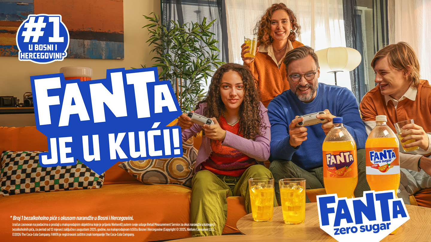 Porodica sjedi u dnevnoj sobi, igra video‑igre i uživa u piću, dok je flaša Fante od narandže istaknuta u prvom planu kao simbol zajedničkih trenutaka i odličnog okusa.