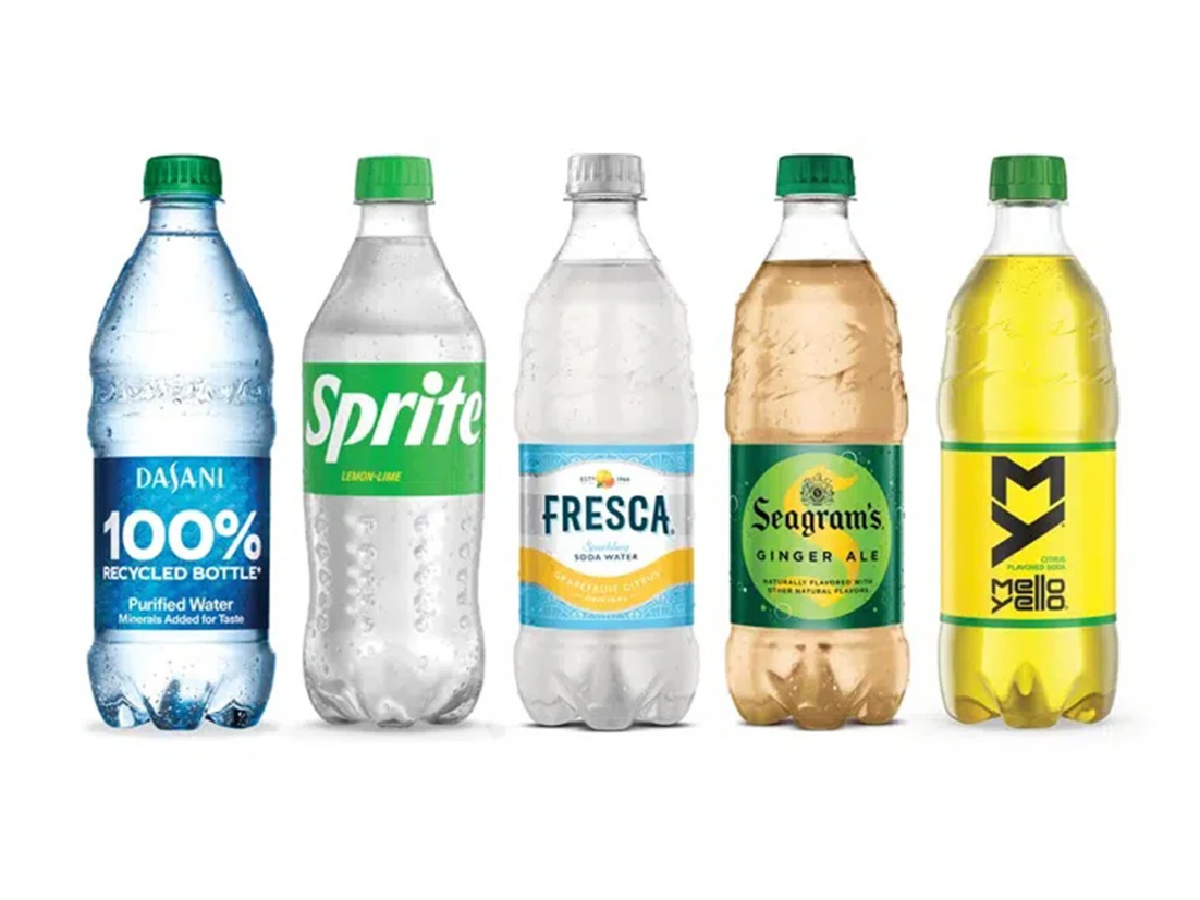 Red recikliranih PET boca brendova DASANI, Sprite, Fresca, Seagram’s i Mello Yello prikazanih na bijeloj pozadini.