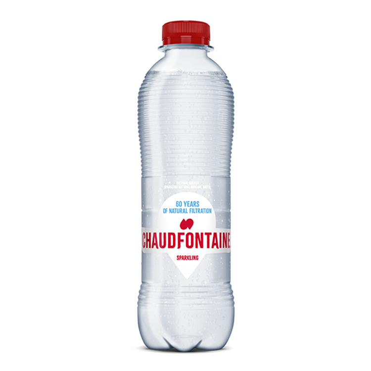 Bouteille en plastique transparente d’eau minérale naturelle pétillante Chaudfontaine, avec bouchon rouge et étiquette indiquant « 60 years of natural filtration – Sparkling ».