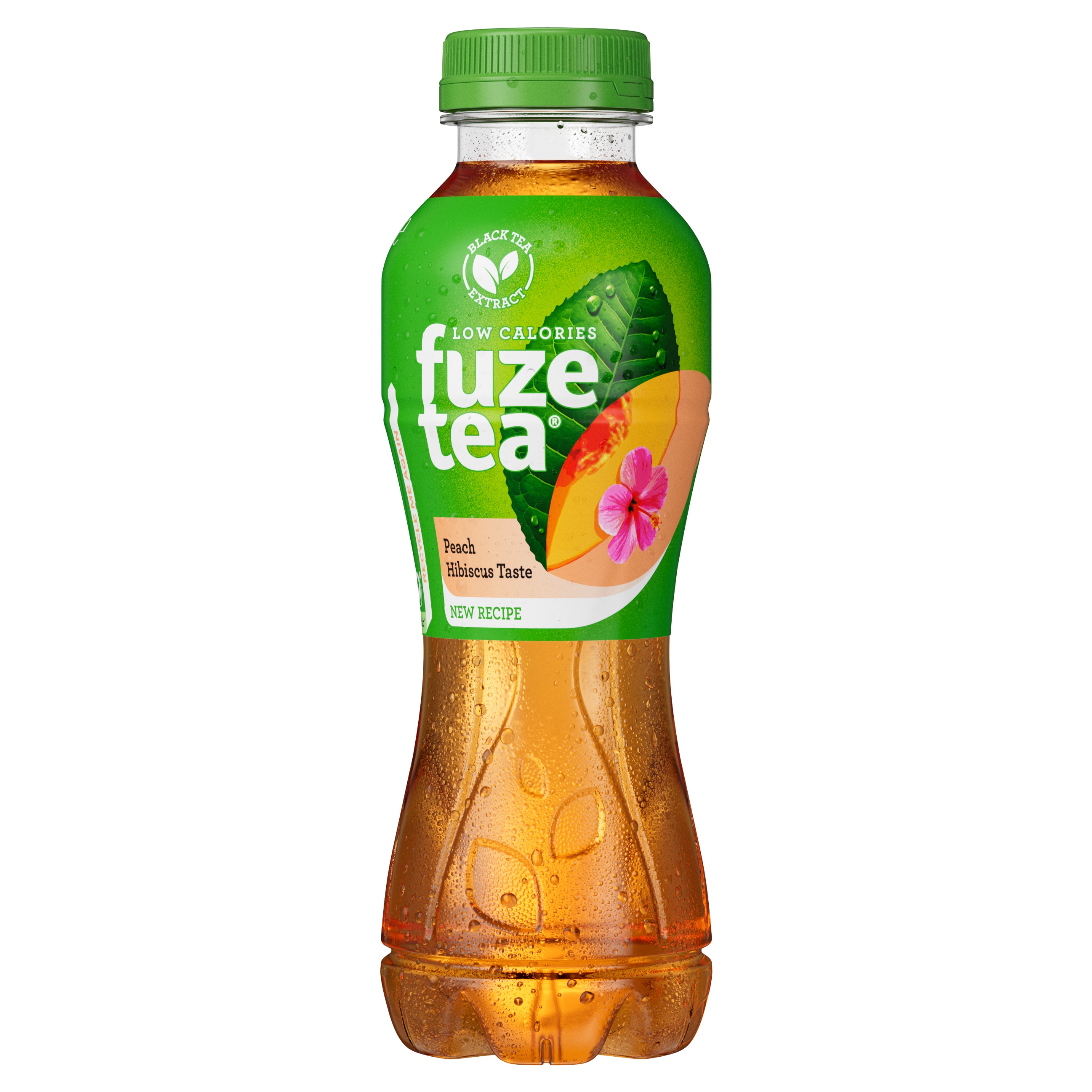 Fles Fuze Tea perzik-hibiscus, groene en oranje etikettering met bladeren, perzikpart en roze bloem, oranjekleurige drank met fijne waterdruppels. Opschrift “Low Calories” en “New Recipe”.