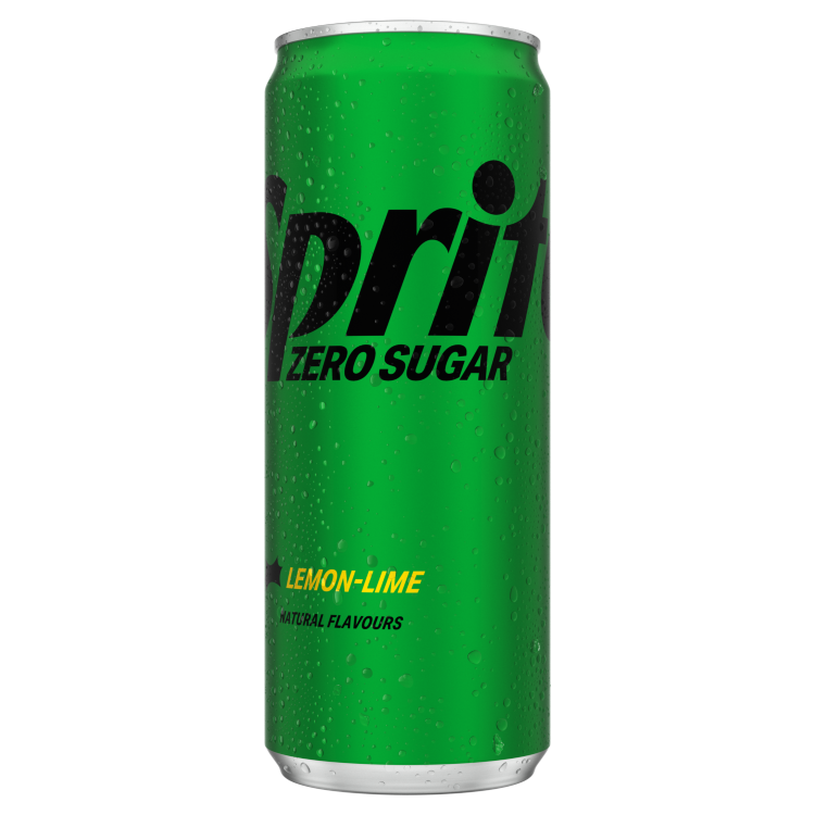 Canette verte de Sprite « Zero Sugar Lemon-Lime » avec inscription « Sprite ZERO SUGAR » en noir, et en bas texte jaune « LEMON-LIME NATURAL FLAVOURS ». Petites gouttelettes d’eau sur toute la surface.