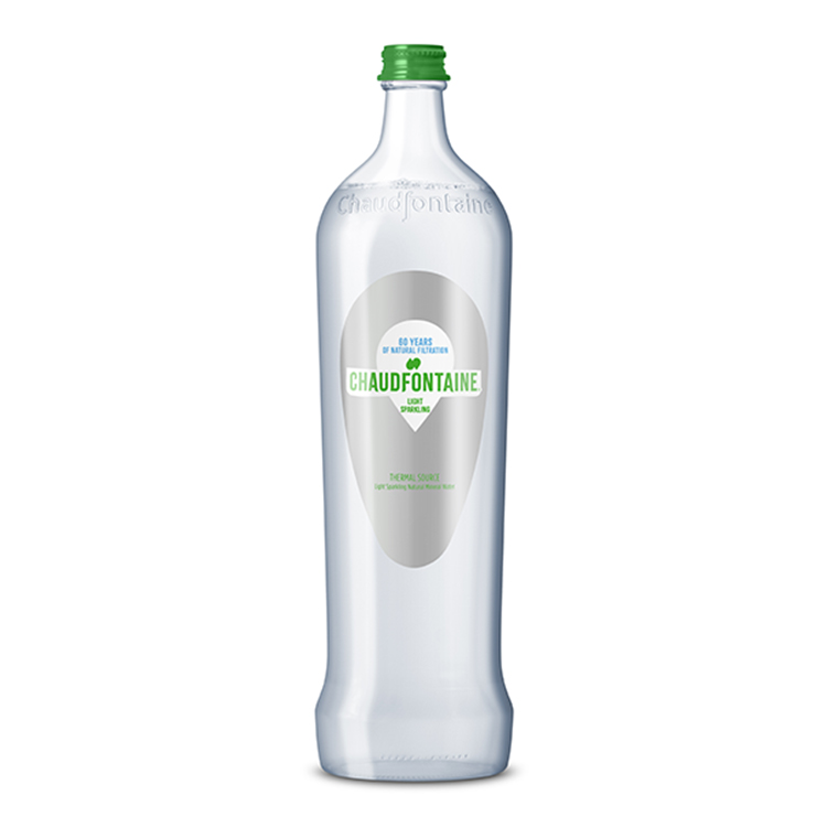 Bouteille en verre transparente d’eau minérale naturelle légèrement pétillante Chaudfontaine, avec bouchon vert et étiquette indiquant « 60 years of natural filtration – Light Sparkling ».