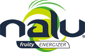 Logo sur fond blanc avec le mot "nalu" en lettres bleues minuscules stylisées, accompagné d’un cercle vert et jaune derrière, et des mots "fruity energizer" en petites lettres blanches sur fond bleu.