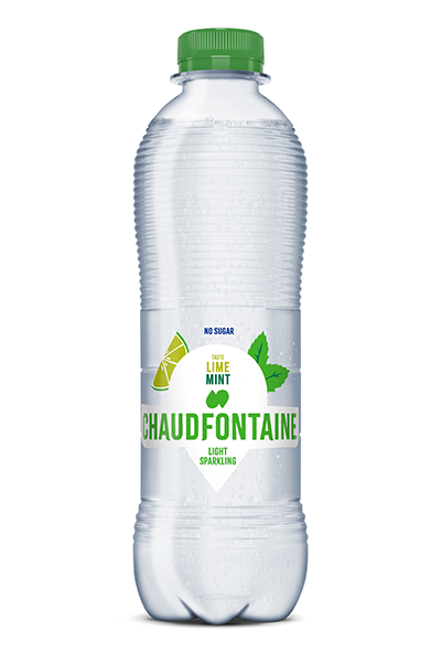 Bouteille en plastique transparente d’eau minérale légèrement pétillante Chaudfontaine goût citron vert et menthe, sans sucre, avec bouchon vert et étiquette illustrée d’un quartier de citron vert et de feuilles de menthe.