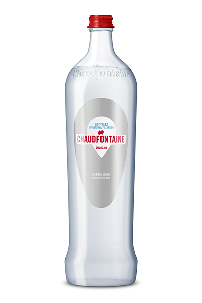 Doorzichtige glazen fles Chaudfontaine natuurlijk bruisend mineraalwater, met rode dop en etiket met de tekst « 60 years of natural filtration – Sparkling ».