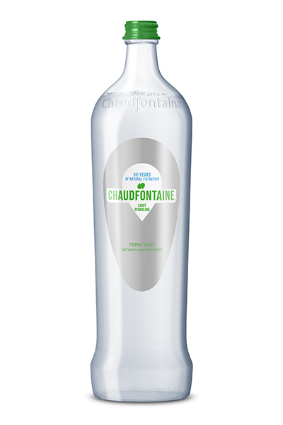 Doorzichtige glazen fles Chaudfontaine natuurlijk licht bruisend mineraalwater, met groene dop en etiket met de tekst « 60 years of natural filtration – Light Sparkling ».