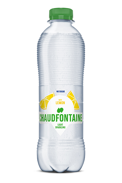 Doorzichtige plastic fles Chaudfontaine licht bruisend mineraalwater met citroensmaak, zonder suiker, met groene dop en etiket met afbeeldingen van gele citroenpartjes.