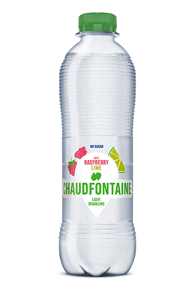 Bouteille en plastique transparente d’eau minérale légèrement pétillante Chaudfontaine goût framboise et citron vert, sans sucre, avec bouchon vert et étiquette illustrée de framboises et d’un quartier de citron vert.