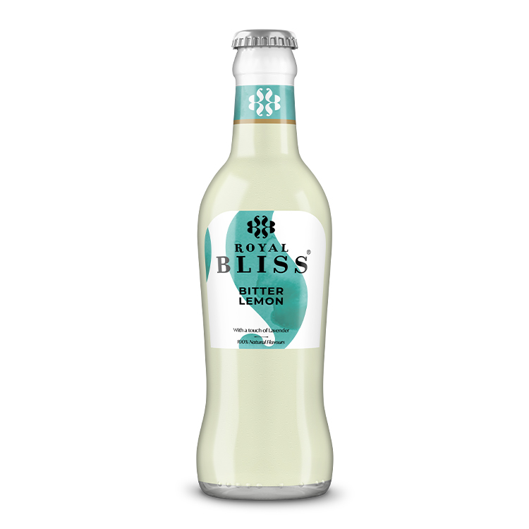 Fles “Royal Bliss – Bitter Lemon” met helder lichtgele drank. Tekst: “Bitter Lemon – With a touch of Lavender – 100% natural flavours”.