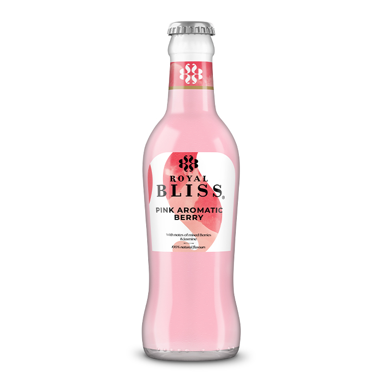 Doorzichtige fles “Royal Bliss – Pink Aromatic Berry” op witte achtergrond, gevuld met lichtroze drank. Tekst: “With notes of mixed berries & jasmine – 100% natural flavours”.