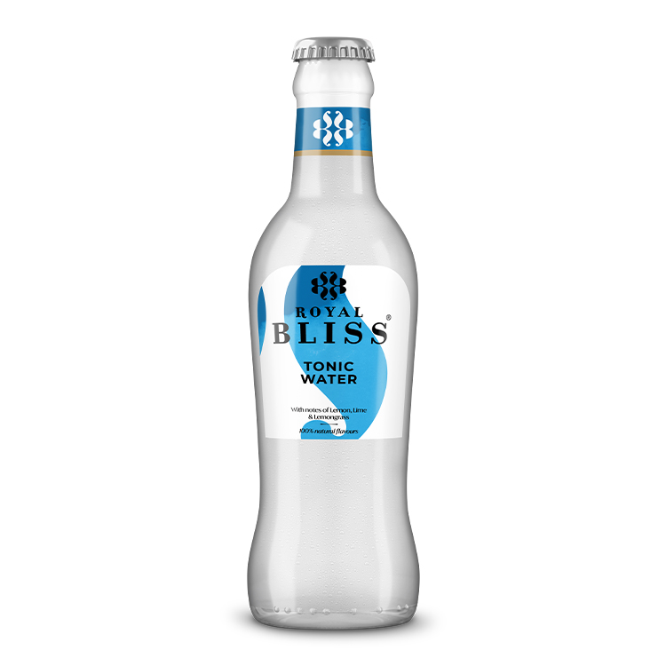 Fles “Royal Bliss – Tonic Water” met licht parelmoer-transparante drank. Tekst: “Tonic Water – With natural quinine – 100% natural flavours”.