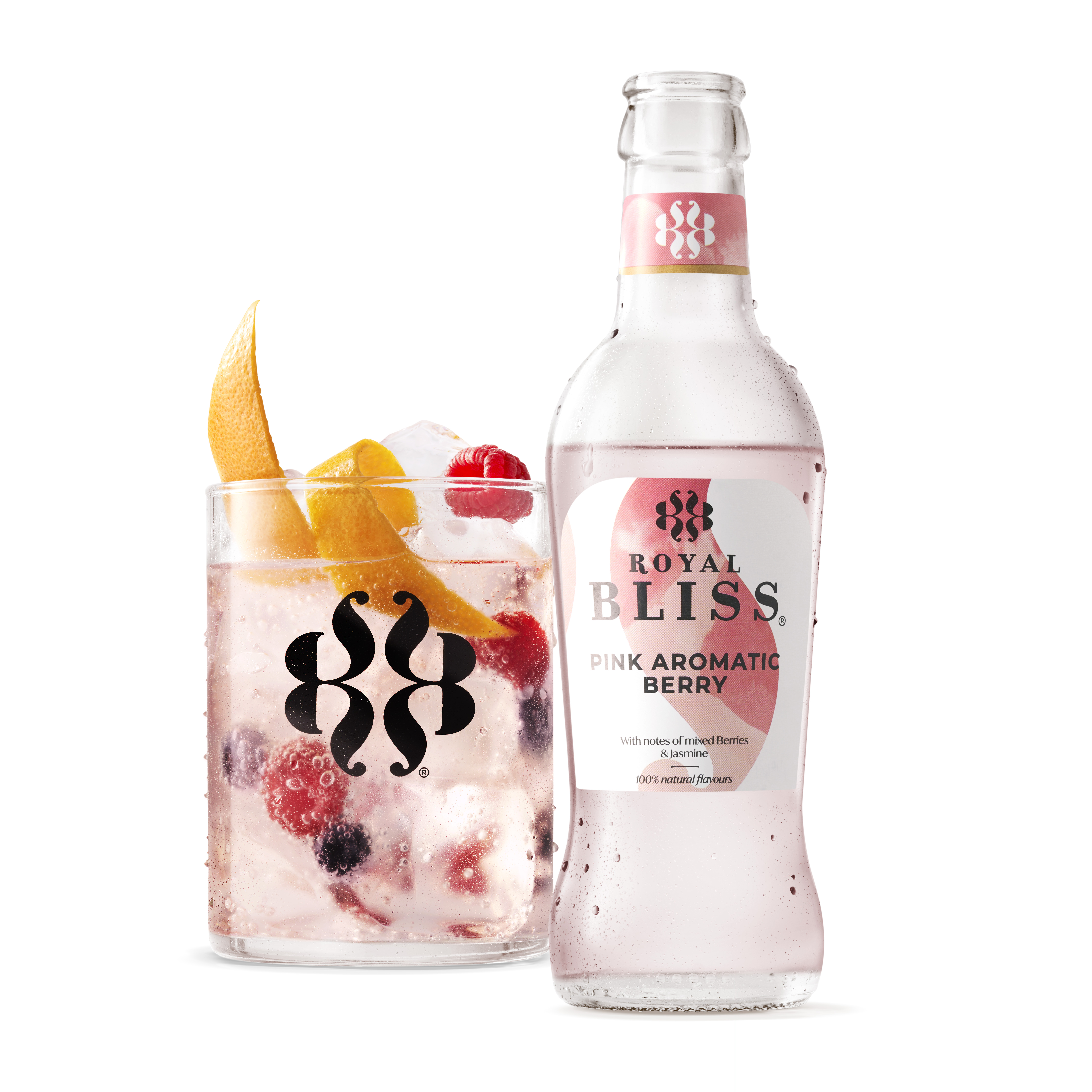 Fles “ROYAL BLISS – Pink Aromatic Berry” met zeer lichtroze drank, roze-wit etiket en zwart gestileerd logo. Tekst: “With notes of mixed berries & jasmine – 100% natural flavours”. Links een glas met lichtgele bruisdrank, grote ijsblokjes, hele frambozen, een partje perzik en een klein paars bloemetje.