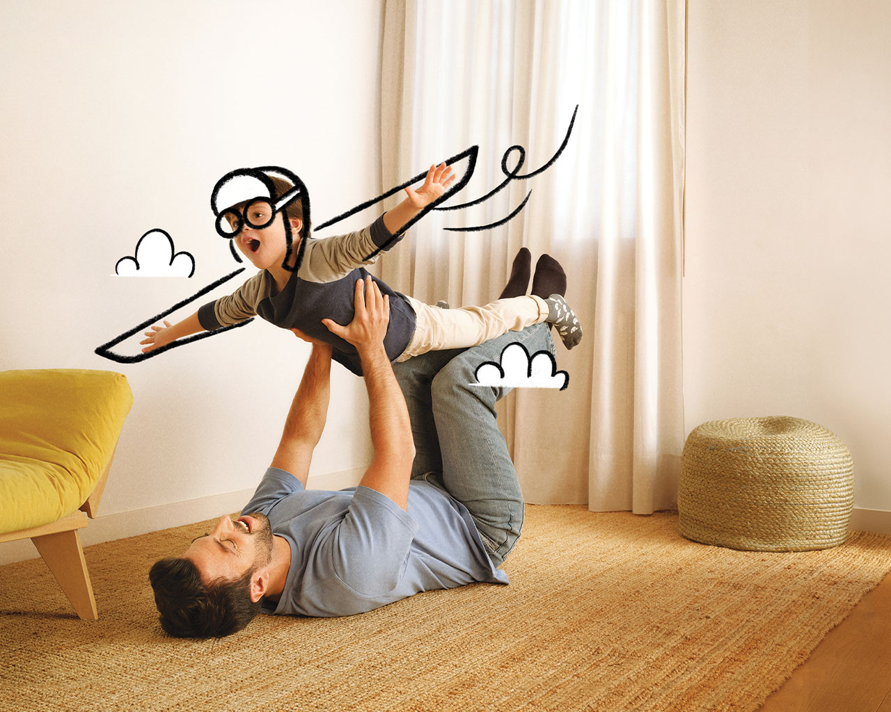 Pai brinca com o filho, erguendo-o como se estivesse voando em um avião de papel imaginário. Desenhos completam a cena divertida.