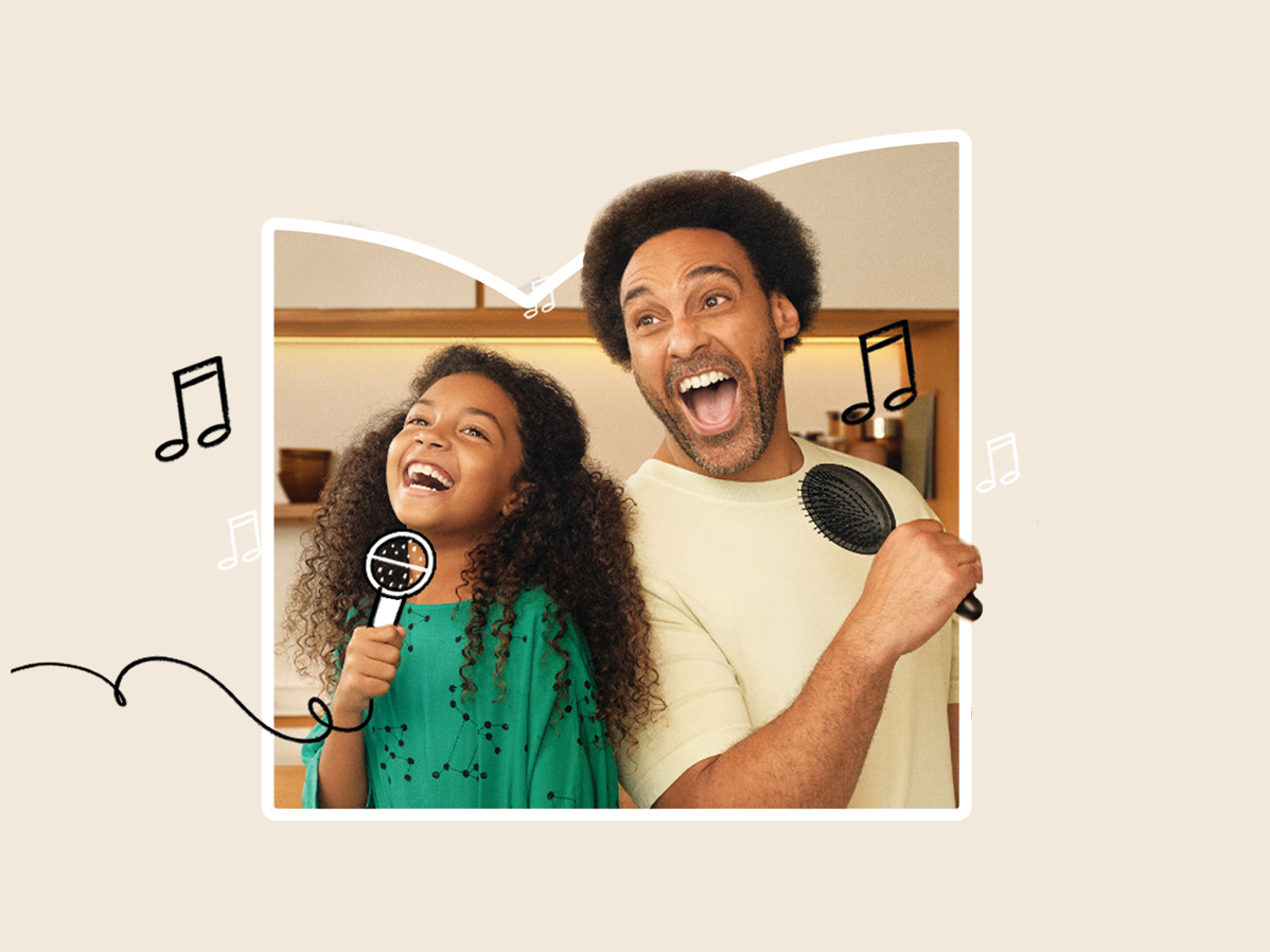 Homem e menina cantando com escovas de cabelo como microfones, rabiscos de notas musicais ao redor