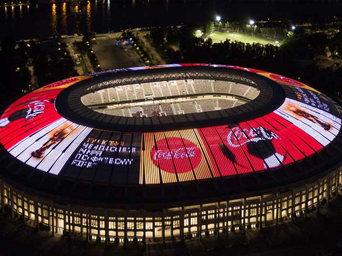 Начны від зверху на футбольны стадыён з рэкламай Coca-Cola на даху
