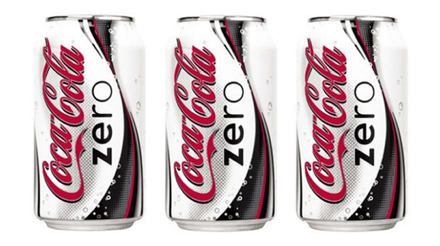 Bild von drei weissen Coca-Cola Zero-Dosen.