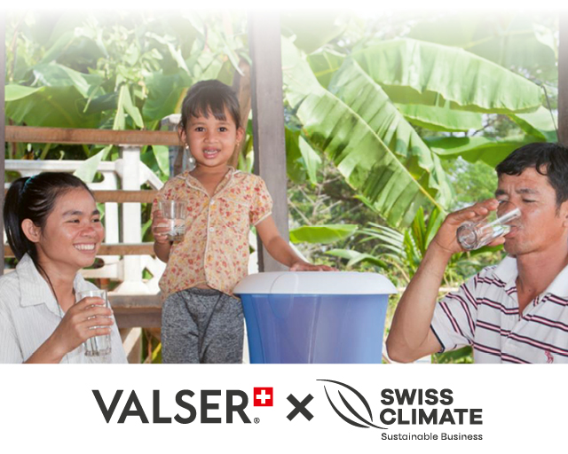 Kind beim Wassertrinken mit den Eltern