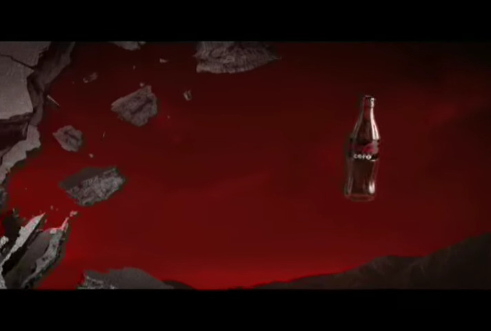 Werbungsausschnitt: fliegende Coca-Cola Zero Flasche