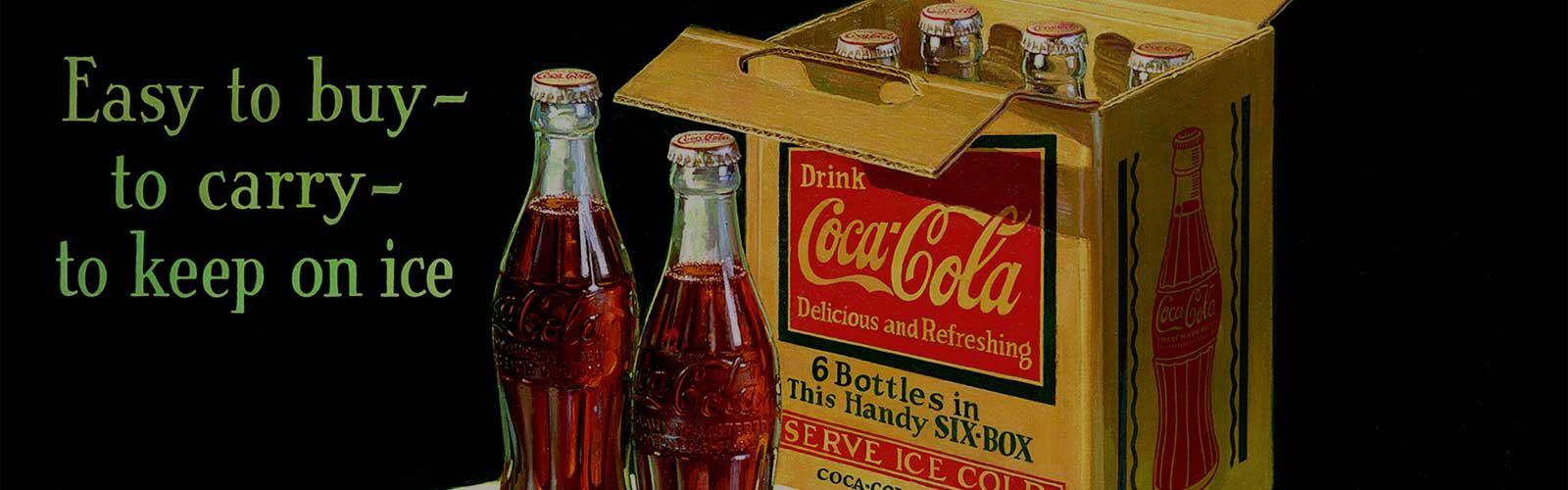 Coca-Cola Werbung mit zwei Coca-Cola Flaschen und einem Karton mit weiteren Flaschen