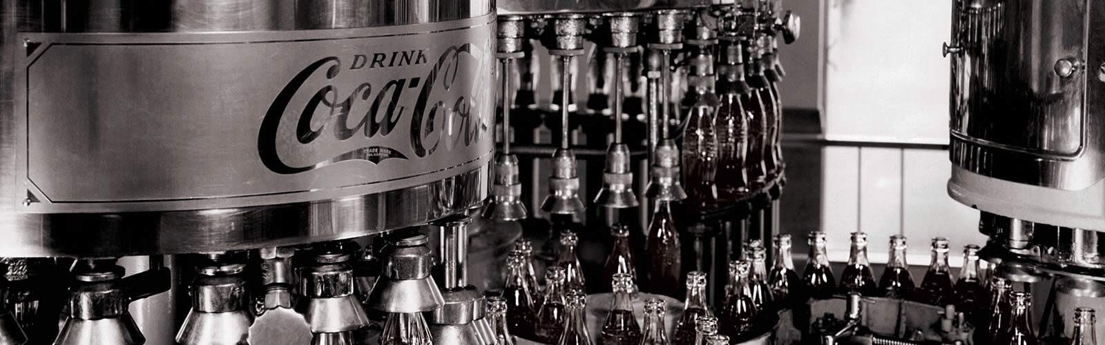 Coca-Cola Flaschen werden in einer Fabrik abgefüllt