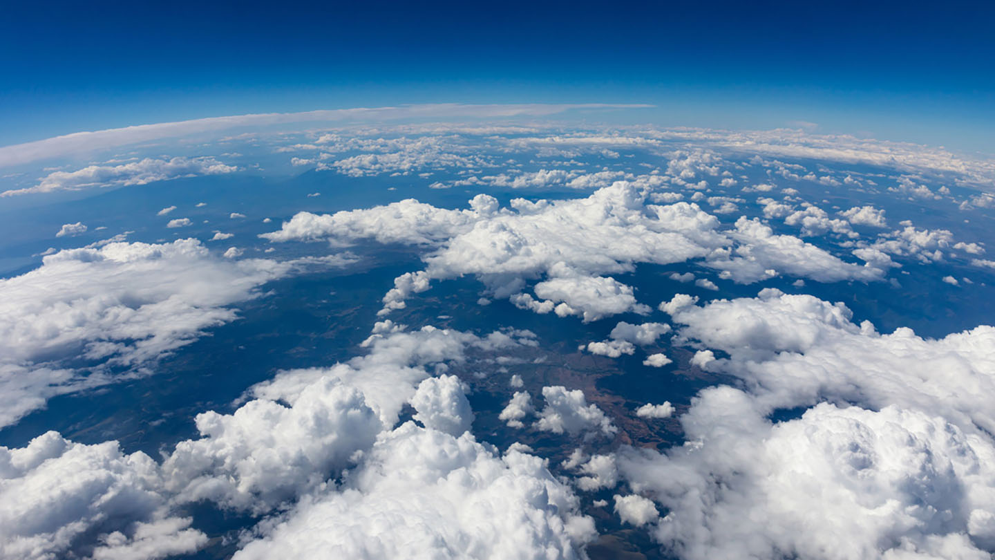 Erde aus dem Weltall mit Wolken