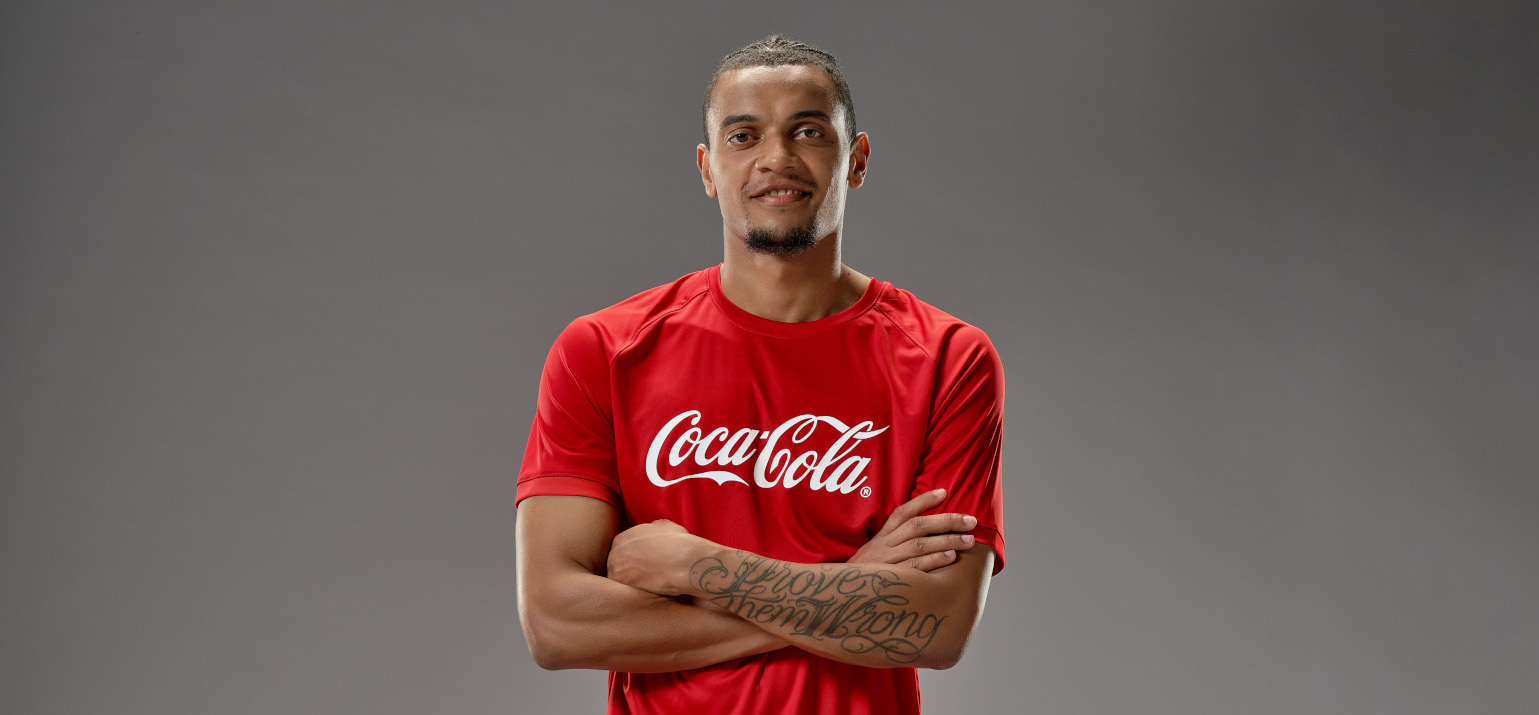 Schweizer Fussballer Manuel Akanji in Coca-Cola Shirt vor grauem Hintergund