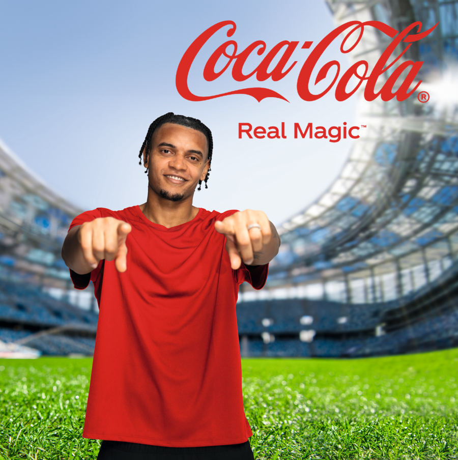 Ein großer Lastwagen ist in festlichem Coca‑Cola‑Weihnachtsdesign, mit Lichtern und Dekorationen, rot gestaltet.