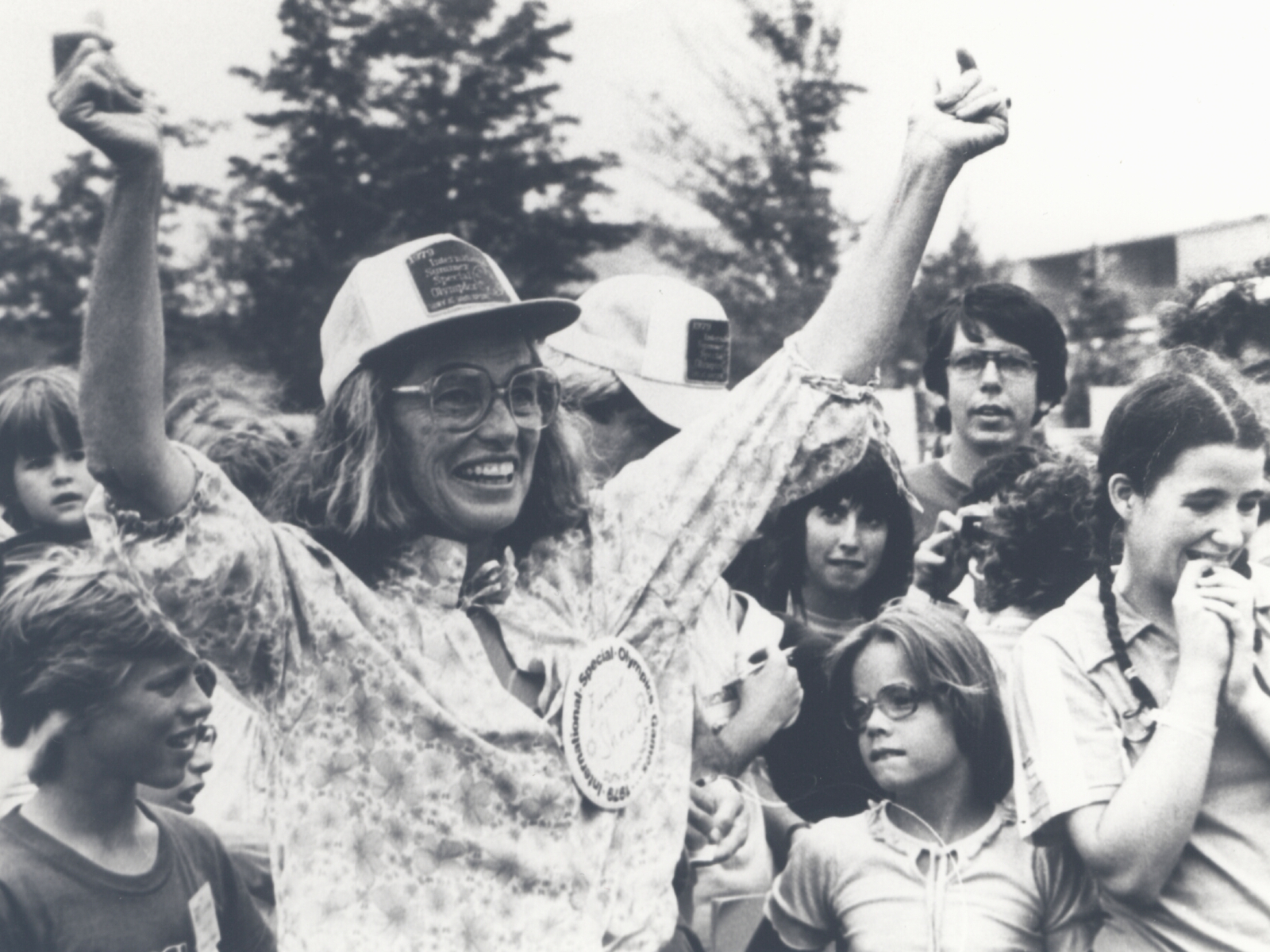 Eunice Kennedy Shriver mit Kindern im Hintergrund