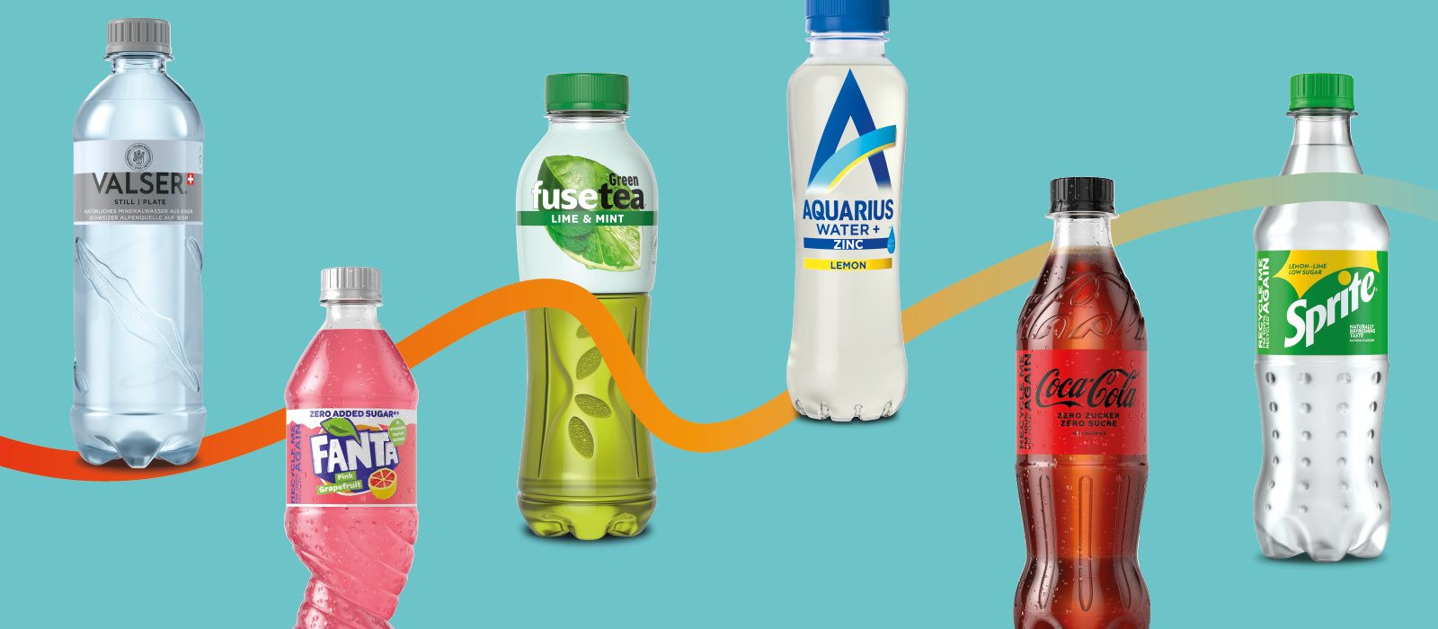 Diverse Produkte von Coca-Cola auf blauem Hintergrund