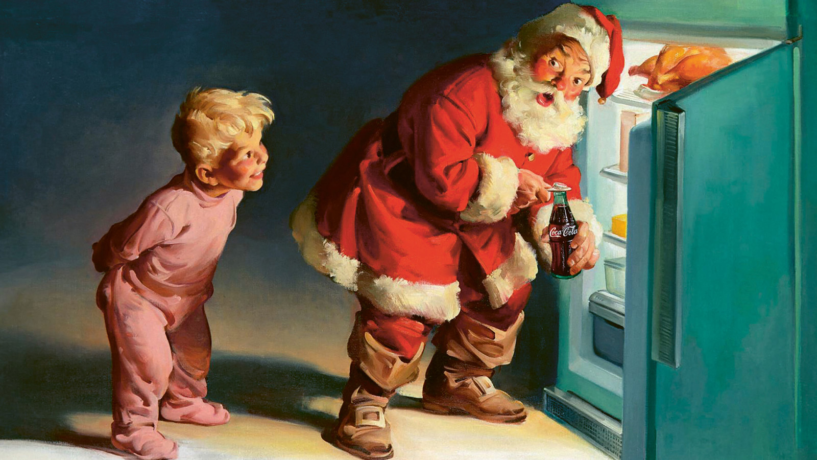 Le Père Noël est devant le réfrigérateur et ouvre une canette de Coca, un enfant l'observe.