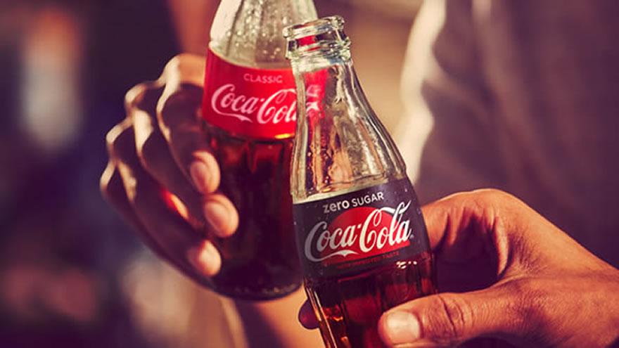 Photo de deux bouteilles en verre, l’une de Coca-Cola Zero et l’autre de Coca-Cola classique.