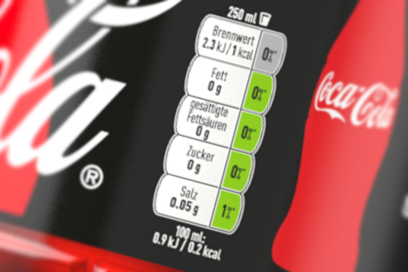 Informations nutritionnelles sur une bouteille de Coca-Cola Zero sans sucre.