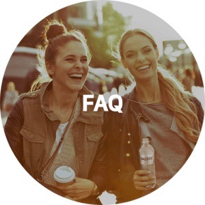 Deux femmes souriantes