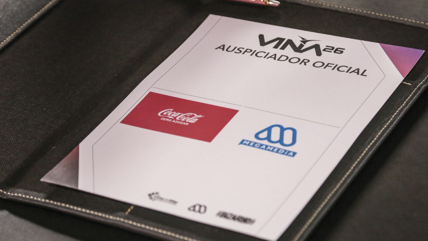 Primer plano del documento "Viña 26 Auspiciador Oficial" con logos de Coca-Cola Zero y Megamedia.