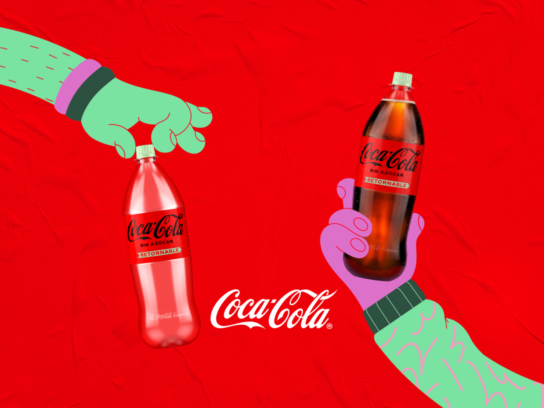 Dos manos ilustradas, sostienen botellas retornables de Coca-Cola, una de plástico y otra de vidrio, sobre un fondo rojo con el logo de Coca-Cola en el centro.