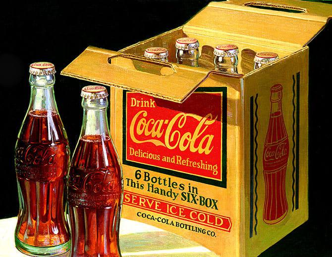 Kollane kuuepudeline Coca‑Cola pakend koos täis klaaspudelitega, sildil tekst "Delicious and Refreshing".