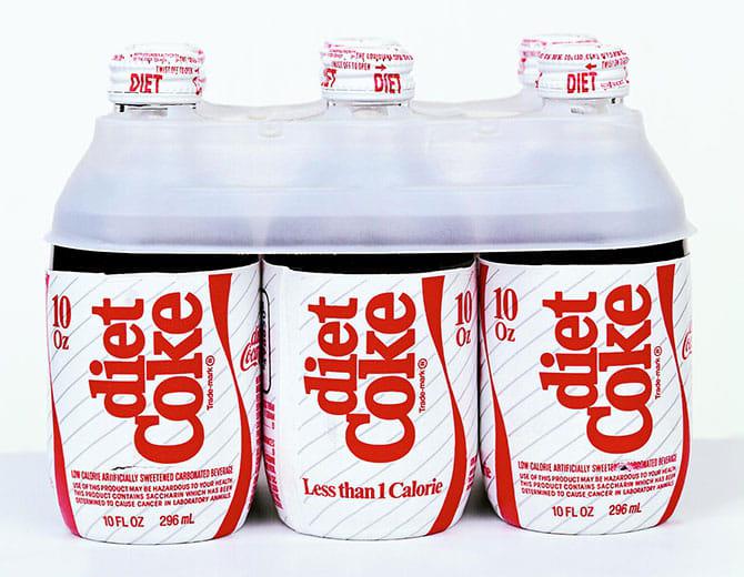 Kuuepakk 296 ml Diet Coke purke punase ja valge etiketiga, tekstiga "Less than 1 Calorie".