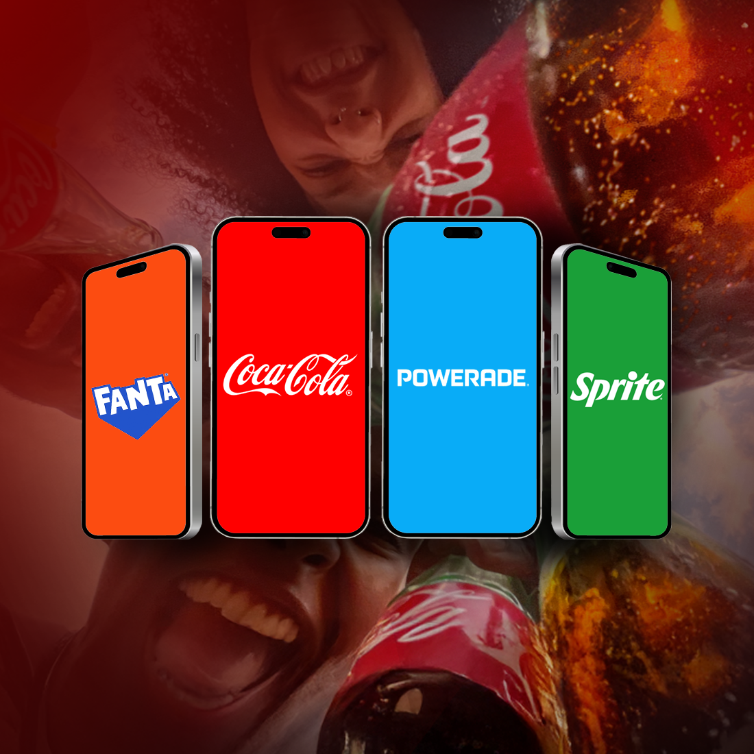 Četiri pametna telefona sa ekranima u bojama i logotipima brendova Fanta, Coca-Cola, Powerade i Sprite, na pozadini sa motivima Coca-Cole.