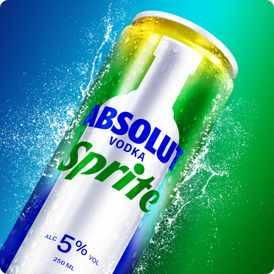 Vue rapprochée d’une canette « Absolut Vodka Sprite » argentée et brillante, avec dégradé vert-jaune-bleu et éclaboussures d’eau autour. Texte sur la canette : « Absolut Vodka Sprite – 5% alc – 250 ml ».