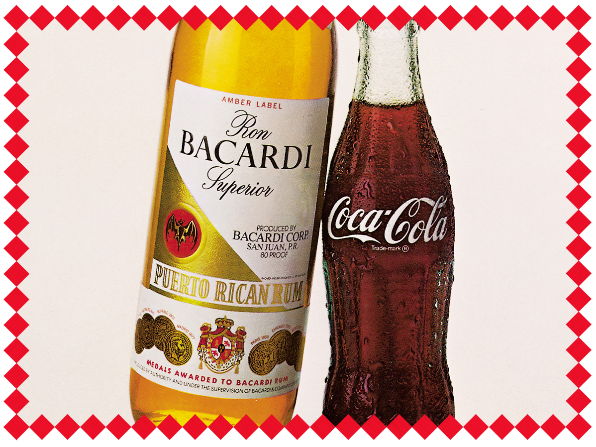 L’image montre une grande bouteille de Bacardi Superior Puerto Rican Rum à côté d’une bouteille en verre classique de Coca-Cola. Les deux bouteilles sont placées sur un fond blanc. L’image est encadrée par une bordure composée de losanges rouges.