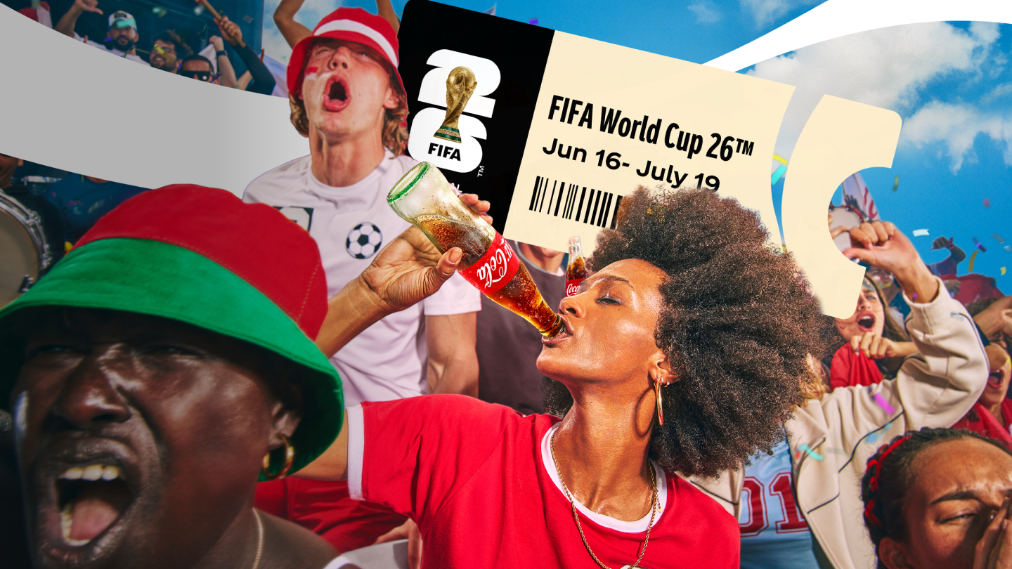Supporters en tenue de football célèbrent dans une ambiance festive avec confettis et drapeaux. Au premier plan, une personne en maillot rouge lève une bouteille en verre Coca‑Cola pour boire. En arrière‑plan, un visuel de billet affiche « FIFA World Cup 26™ – Jun 16 – July 19 » avec le logo de la FIFA, évoquant un gain de tickets pour la Coupe du Monde.