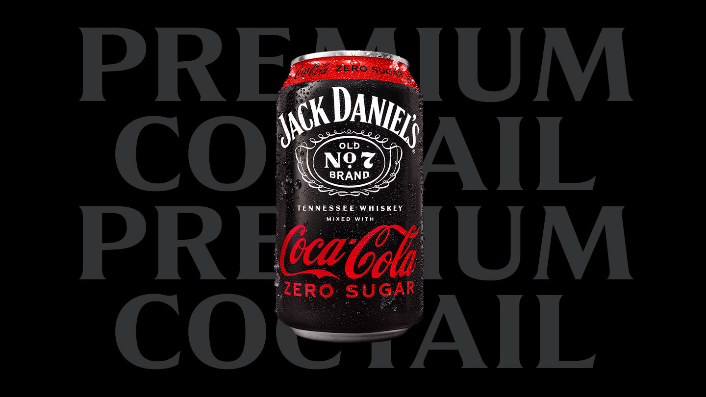 Prémiový koktejl Jack Daniel's a Coca-Cola Zero Sugar na černém pozadí.