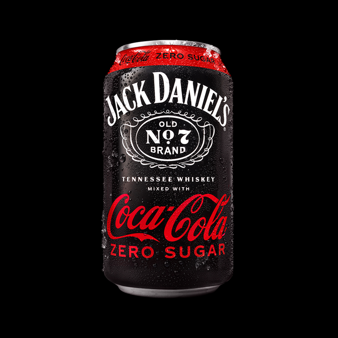  756 / 5,000 Prémiový koktejl Jack Daniel's a Coca-Cola Zero Sugar na černém pozadí.
