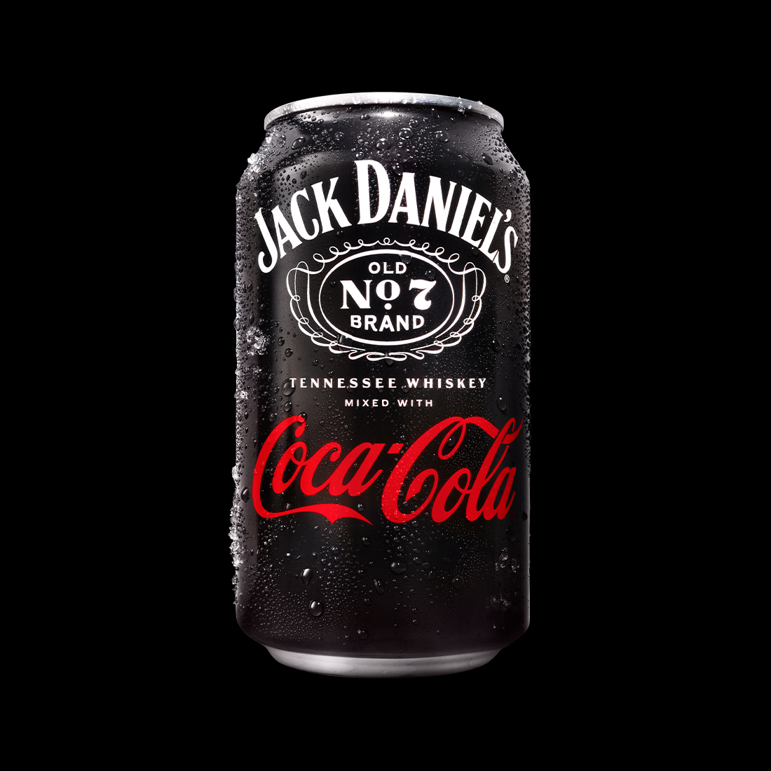 Crna limenka „Jack Daniel’s & Coca-Cola“ prekrivena kapljicama vode, postavljena na crnu pozadinu.